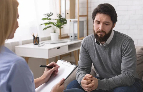 Homme seul réalisant ses problèmes, obtenant de l'aide psychologique — Photo