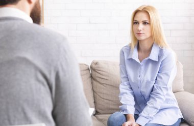 Bin yıllık kadın dikkatle profesyonel yaşam koçu dinlerken