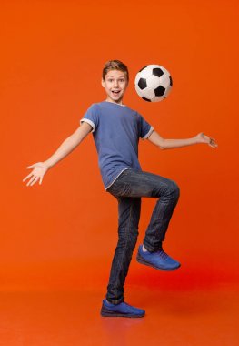 Futbol topu ile hokkabazlık Dostu duygusal çocuk