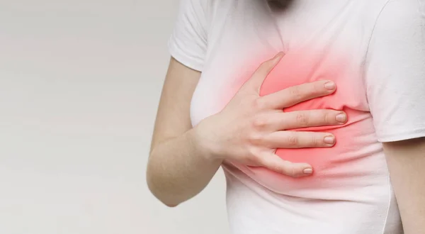 Mujer con dolor torácico sintomático, que sufre de dolor de corazón —  Fotos de Stock