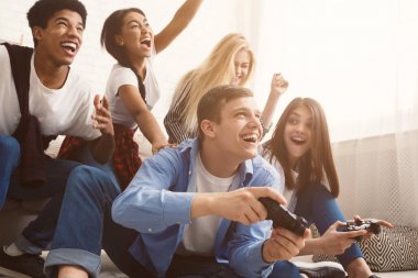 Eğlenen gençler, çevrimiçi video oyunları oynamak