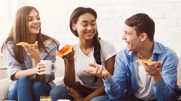 E 'ora della pizza. Amici che mangiano e parlano a casa — Foto Stock