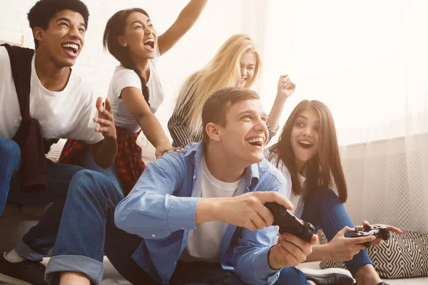 青少年玩得开心，玩电子游戏在线 — 图库照片