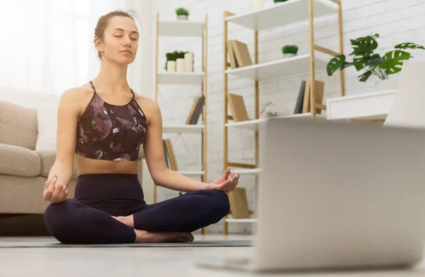 Meditando com laptop. Mulher formação ioga online — Fotografia de Stock