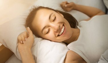 Sabah esneme. Mutlu kız yatakta yatan ve uzanan