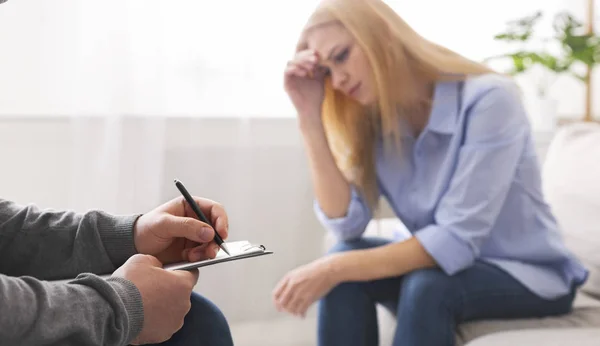 Mujer deprimida discutiendo sus problemas con el terapeuta —  Fotos de Stock