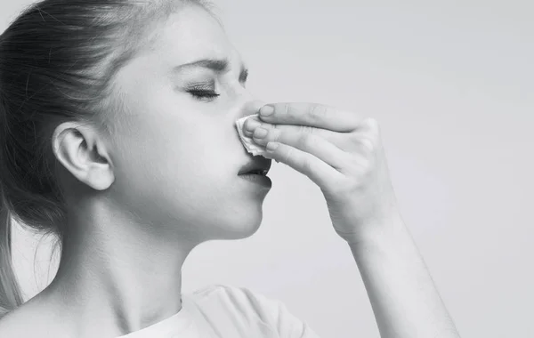 Mulher jovem sofrendo com sangramento nasal, espaço livre — Fotografia de Stock