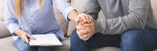 Psicóloga apoyando a su paciente deprimido en sesión de terapia —  Fotos de Stock