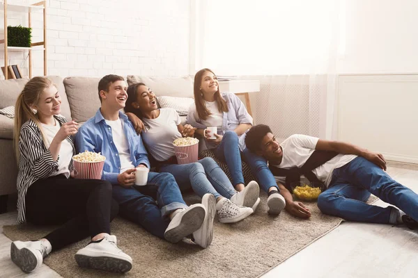 Komediefilm. Happy vrienden kijken naar film thuis — Stockfoto