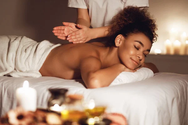 Cuidado com o corpo. Mulher desfrutando relaxante massagem nas costas — Fotografia de Stock