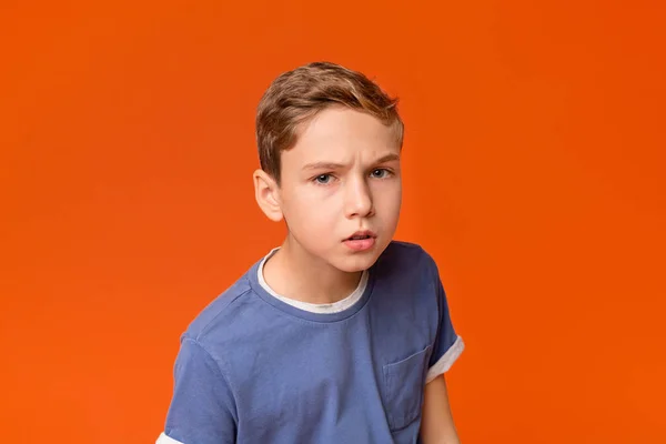 Gondolkodó elégedetlen kíváncsi tini fiú Vértes portré — Stock Fotó