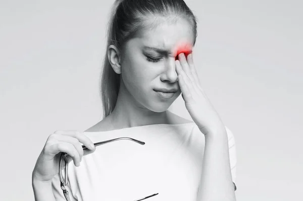 Jovem com olhos cansados tirou os óculos — Fotografia de Stock