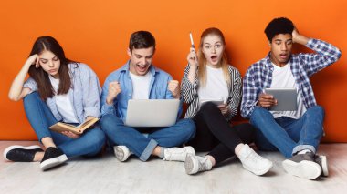 Sınava hazırlık. Gadget'ları ve kitapları olan öğrenciler