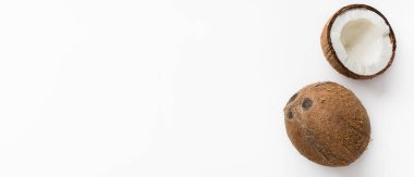 Tam hindistan cevizi ve yarısı beyaz.