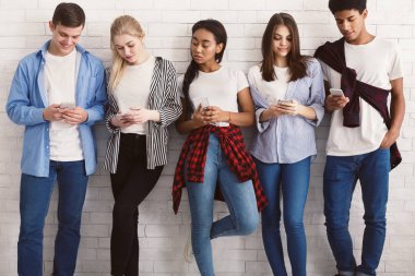 Duvara yaslanmış onların akıllı öğrenciler manifatura