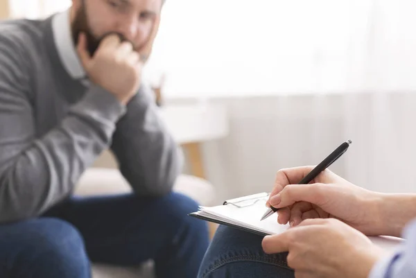 Psicólogo habilidoso profissional tomar notas, ouvir seu paciente — Fotografia de Stock