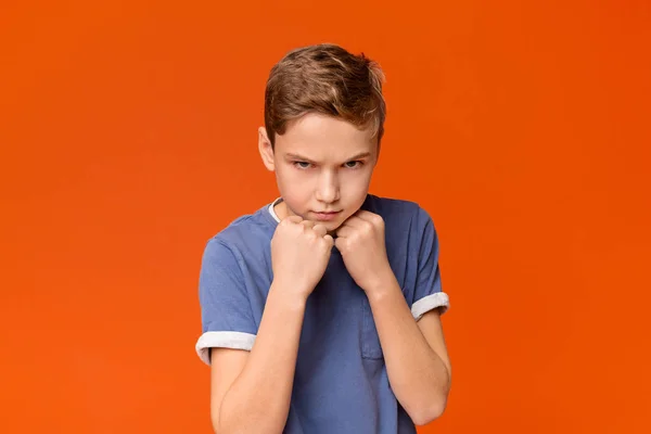 Adolescente menino apertando punhos, pronto para lutar — Fotografia de Stock