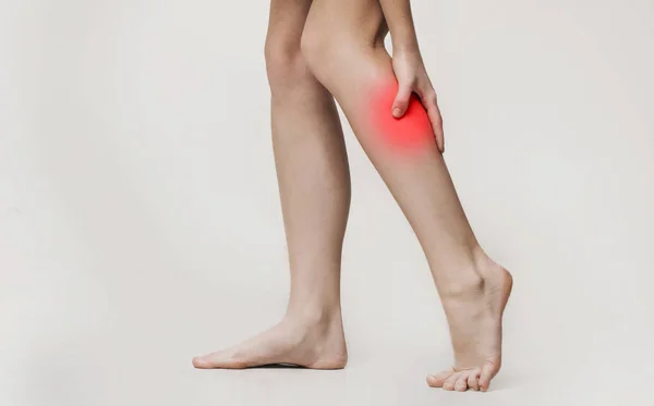 Vrouw masseren haar pijnlijke been kalf, close up — Stockfoto