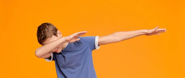 十代の少年はダブの動きを投げる、オレンジ色の背景 — ストック写真