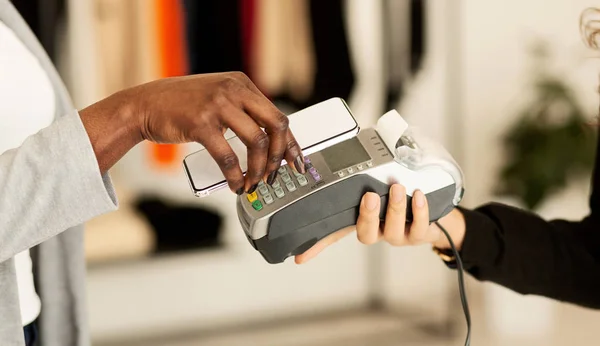 Tecnologia NFC. Mulher fazendo pagamento móvel com leitor eletrônico — Fotografia de Stock