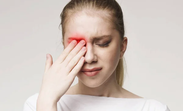 Üzgün kadın güçlü göz ağrısı muzdarip — Stok fotoğraf
