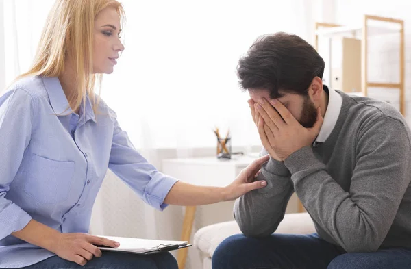 Depressieve man huilen bij psychotherapie in wanhoop — Stockfoto