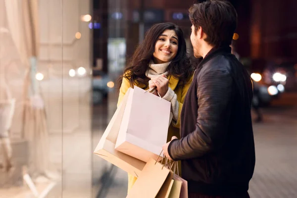 Samen winkelen. Meisje vraagt vriendje om kleren te kopen — Stockfoto