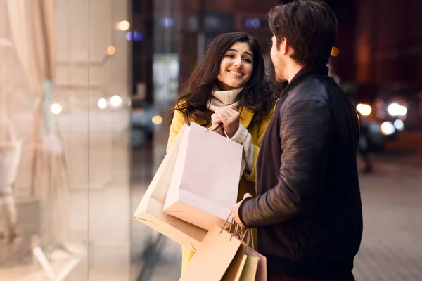 Compras juntos. Menina pedindo namorado para comprar roupas — Fotografia de Stock