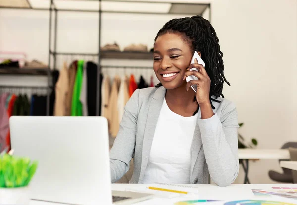 Communicatie met leveranciers. Vrouw op maat praten op telefoon — Stockfoto