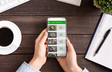 Gıda seçimi için telefon ekran dokunaklı el