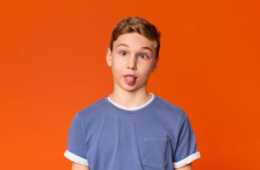 Genç çocuk şaka, aptal ifade ile dil dışarı yapışmasını