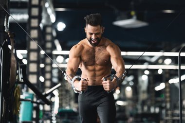 genç adam atletik egzersiz triceps blok egzersiz üzerinde