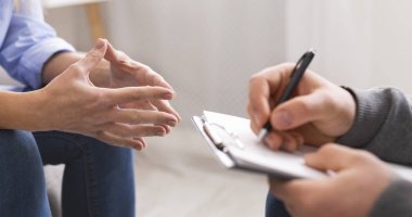 Psikolog hastasını dinleme ve notlar yazma