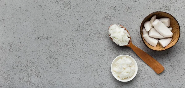 Mantequilla de coco en tazón y cuchara — Foto de Stock