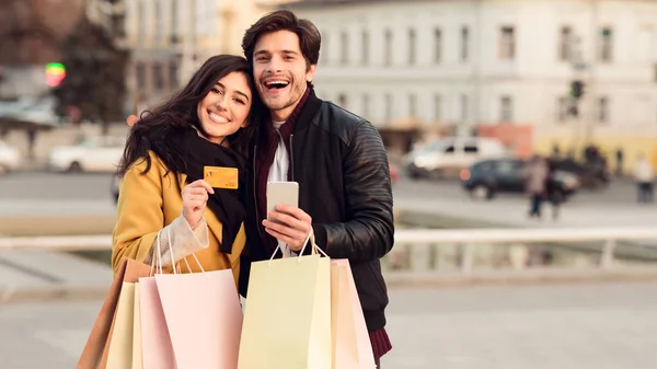 Bezahlung und Online-Shopping. Paar mit Kreditkarte und Tasche — Stockfoto