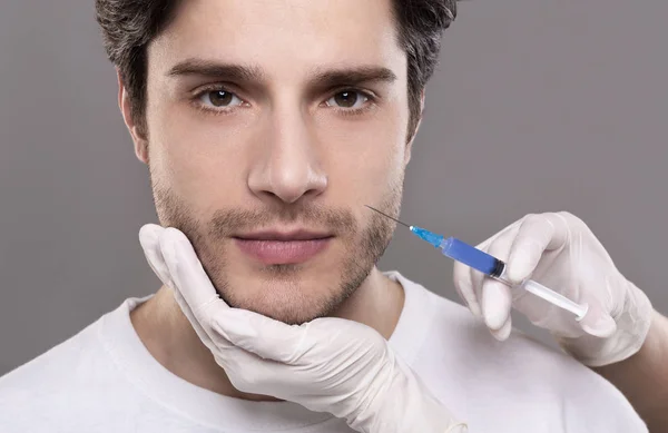 Concept de chirurgie plastique. Homme recevant une injection au visage — Photo