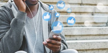 Sosyal medya ve Web sitesi oynarken smartphone, kullanan adam