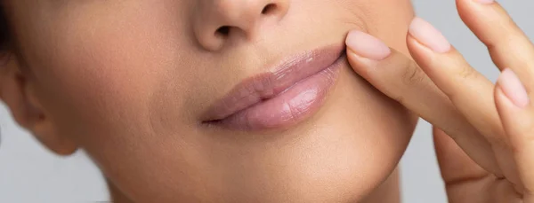 Afro-americana chica de la mano cerca de los labios, fondo gris —  Fotos de Stock