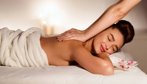 Massagista fazendo massagem no corpo da mulher no salão de spa — Fotografia de Stock