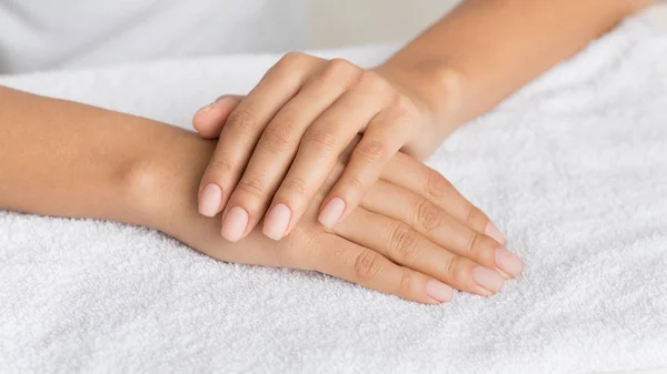 Mulher recebendo procedimento de manicure no salão de spa — Fotografia de Stock