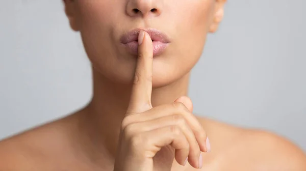 Stille gebaar. Vrouw vasthouden vinger op lippen — Stockfoto