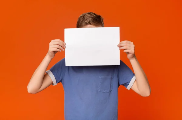 Jongetje met een blanco kaart voor zijn hoofd — Stockfoto