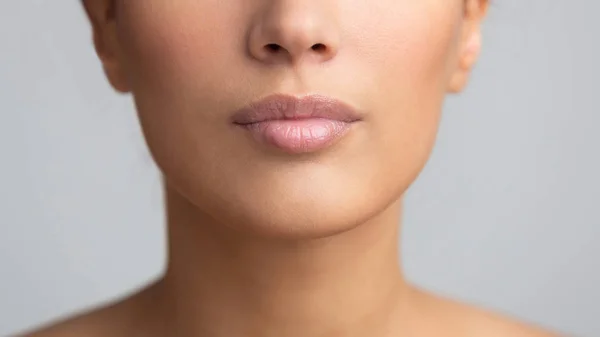 美容プラスチック。フィラー注射後の完璧な唇 — ストック写真