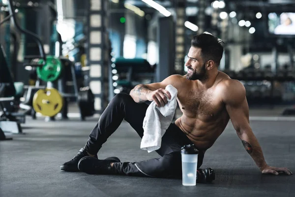 Bonito jovem desportista muscular descansando após o treino — Fotografia de Stock