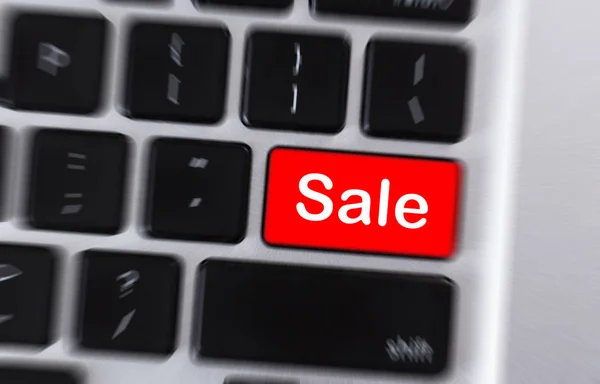 SALEtext no botão vermelho no teclado do laptop — Fotografia de Stock