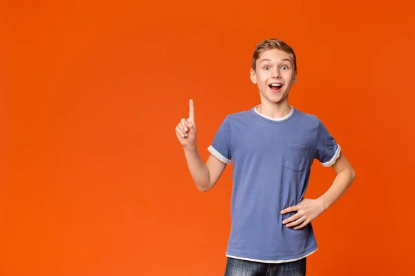 Excited positive boy got solution for problem, gesturing finger up — Stock Photo, Image