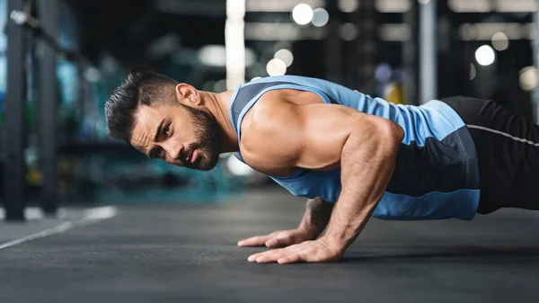 Strong caucasian guy making plank or push ups exercise, — Stock Photo, Image