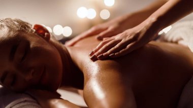 Kız Spa salonunda geri masaj alma