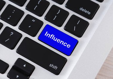Influence sözcüğü ile klavye mavi düğmesi, closeup
