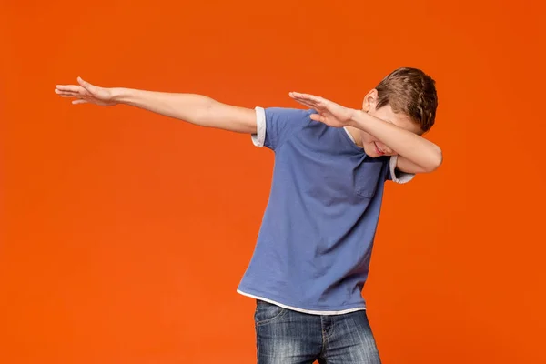 Adolescente de moda haciendo el gesto dab, divertirse — Foto de Stock